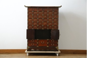 中古　アジア民芸家具　李朝デザイン　装飾性と機能性を兼ね備えた薬箪笥　(R-085694)