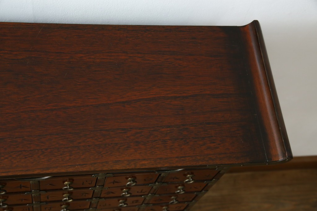 中古　アジア民芸家具　李朝デザイン　装飾性と機能性を兼ね備えた薬箪笥　(R-085694)