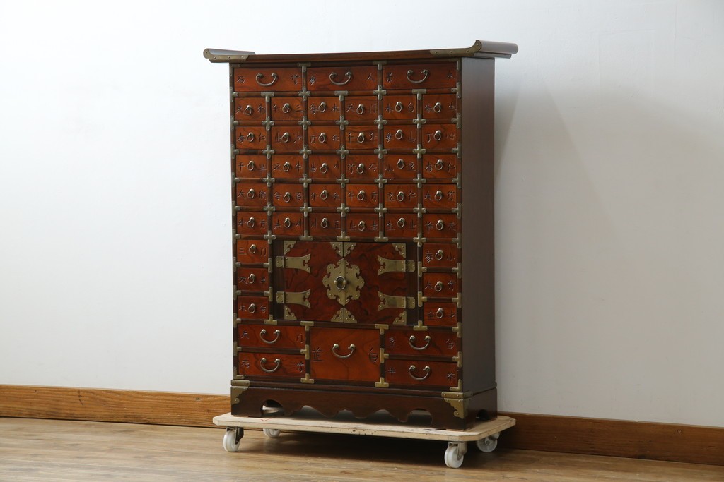 中古　アジア民芸家具　李朝デザイン　装飾性と機能性を兼ね備えた薬箪笥　(R-085694)