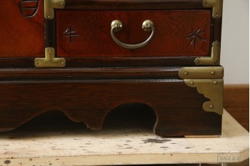 中古　アジア民芸家具　李朝デザイン　装飾性と機能性を兼ね備えた薬箪笥　(R-085694)