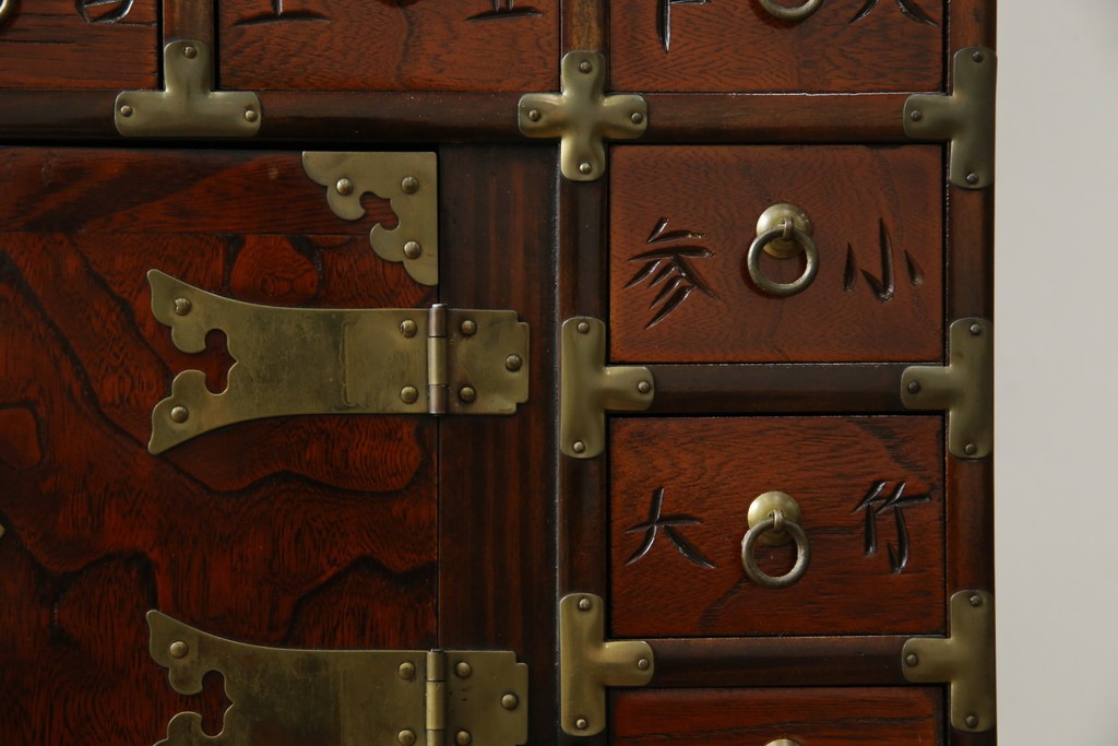 中古　アジア民芸家具　李朝デザイン　装飾性と機能性を兼ね備えた薬箪笥　(R-085694)