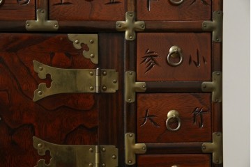 中古　アジア民芸家具　李朝デザイン　装飾性と機能性を兼ね備えた薬箪笥　(R-085694)