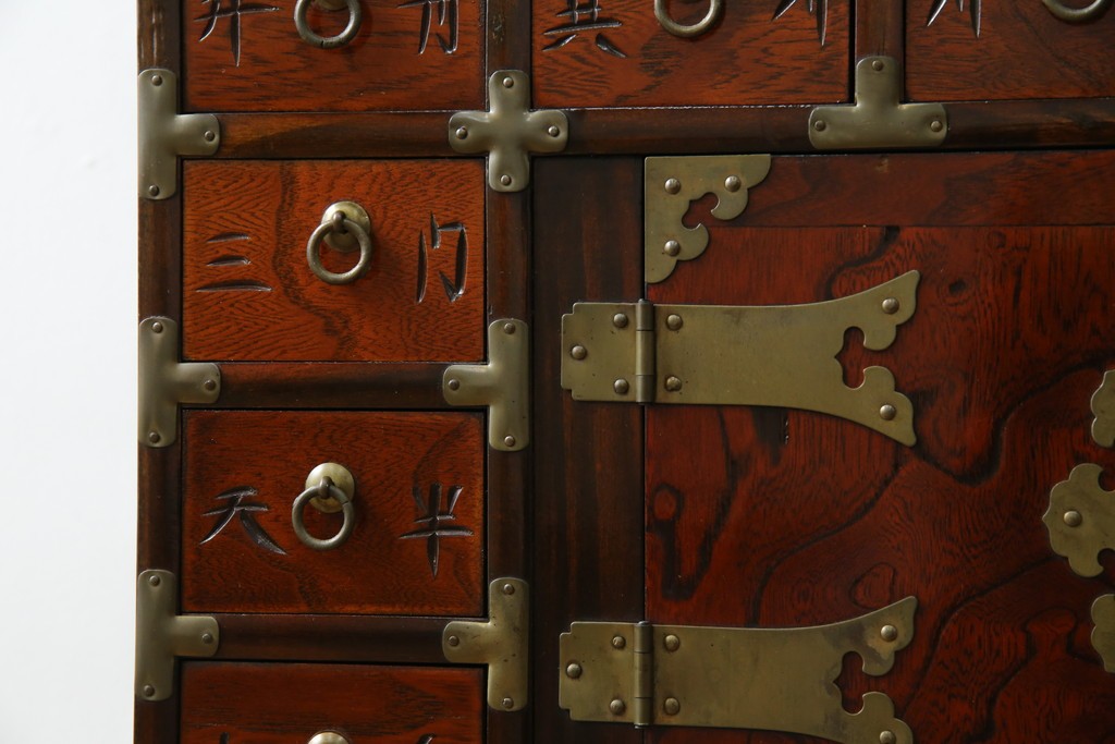 中古　アジア民芸家具　李朝デザイン　装飾性と機能性を兼ね備えた薬箪笥　(R-085694)