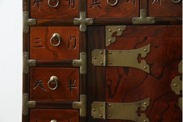 中古　アジア民芸家具　李朝デザイン　装飾性と機能性を兼ね備えた薬箪笥　(R-085694)