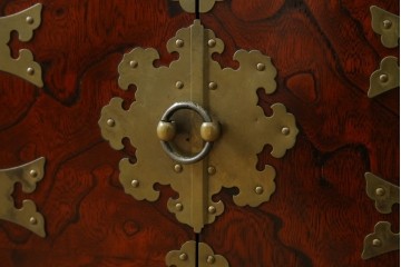 中古　アジア民芸家具　李朝デザイン　装飾性と機能性を兼ね備えた薬箪笥　(R-085694)