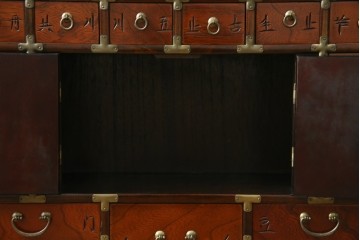 中古　アジア民芸家具　李朝デザイン　装飾性と機能性を兼ね備えた薬箪笥　(R-085694)