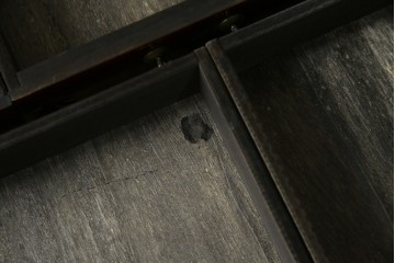 中古　アジア民芸家具　李朝デザイン　装飾性と機能性を兼ね備えた薬箪笥　(R-085694)