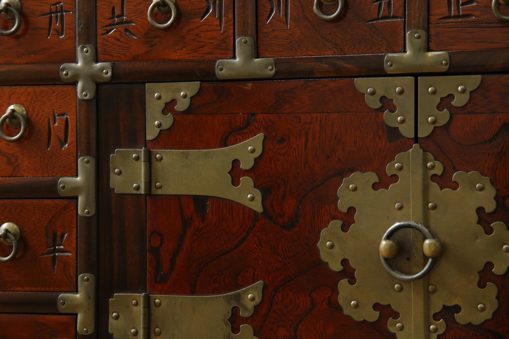 中古　アジア民芸家具　李朝デザイン　装飾性と機能性を兼ね備えた薬箪笥　(R-085694)