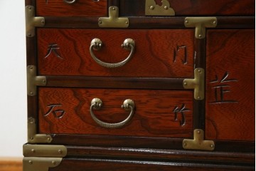 中古　アジア民芸家具　李朝デザイン　装飾性と機能性を兼ね備えた薬箪笥　(R-085694)