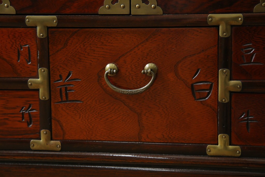 中古　アジア民芸家具　李朝デザイン　装飾性と機能性を兼ね備えた薬箪笥　(R-085694)