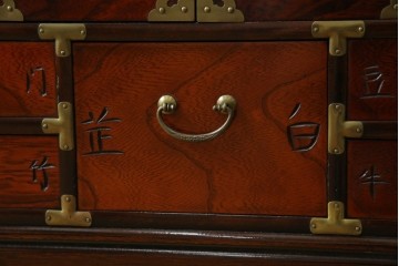 中古　アジア民芸家具　李朝デザイン　装飾性と機能性を兼ね備えた薬箪笥　(R-085694)