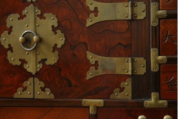 中古　アジア民芸家具　李朝デザイン　装飾性と機能性を兼ね備えた薬箪笥　(R-085694)