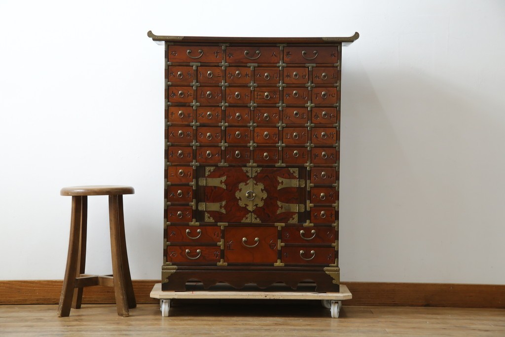 中古　アジア民芸家具　李朝デザイン　装飾性と機能性を兼ね備えた薬箪笥　(R-085694)