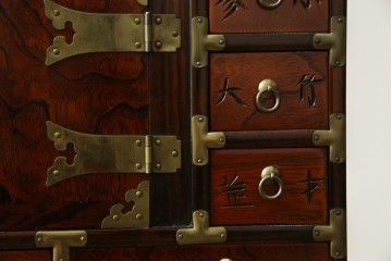 中古　アジア民芸家具　李朝デザイン　装飾性と機能性を兼ね備えた薬箪笥　(R-085694)