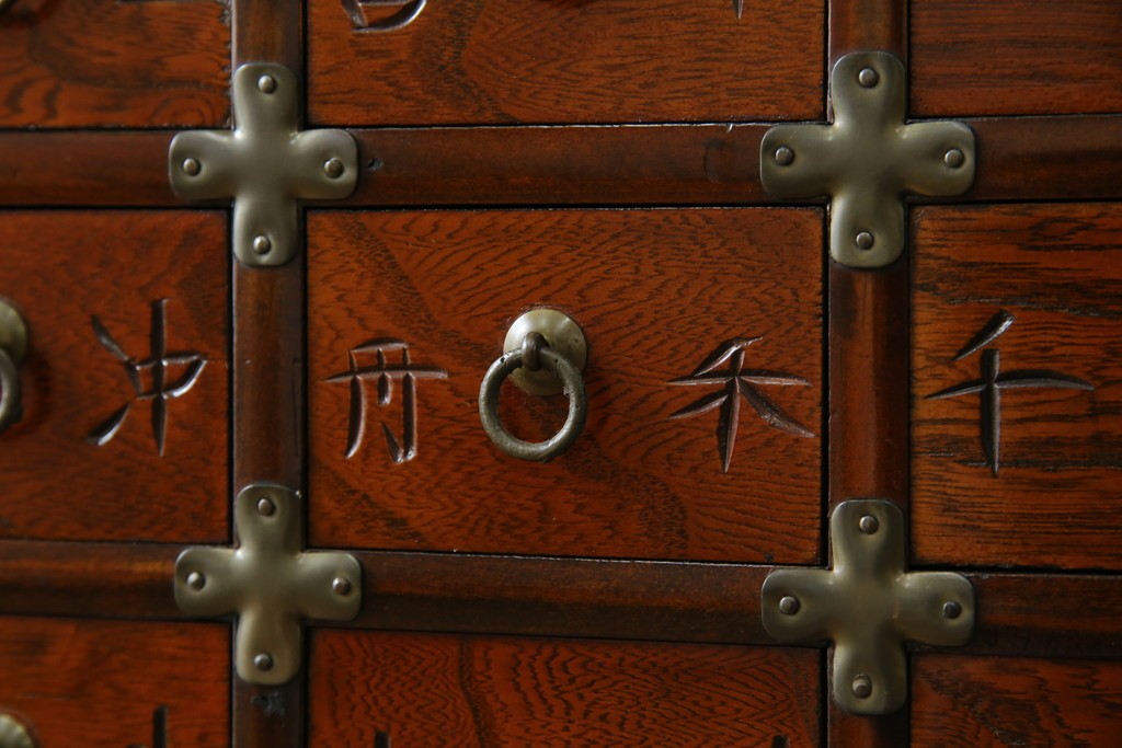 中古　アジア民芸家具　李朝デザイン　装飾性と機能性を兼ね備えた薬箪笥　(R-085694)