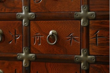 中古　アジア民芸家具　李朝デザイン　装飾性と機能性を兼ね備えた薬箪笥　(R-085694)