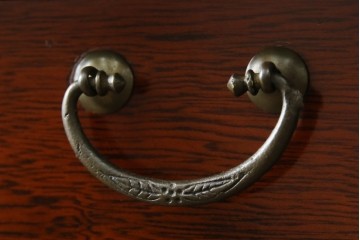 中古　アジア民芸家具　李朝デザイン　装飾性と機能性を兼ね備えた薬箪笥　(R-085694)