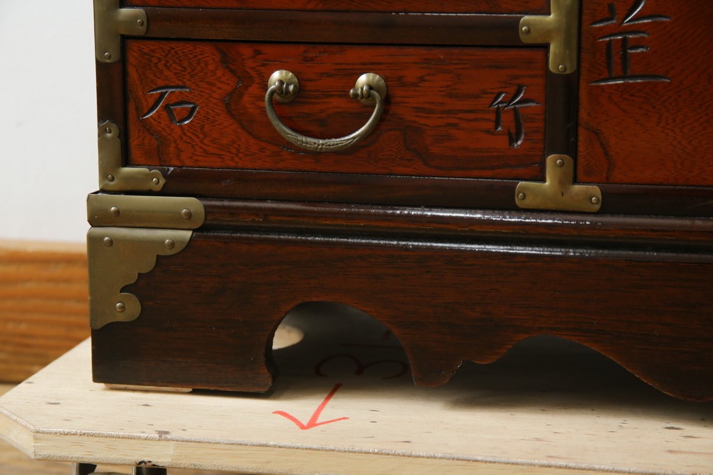 中古　アジア民芸家具　李朝デザイン　装飾性と機能性を兼ね備えた薬箪笥　(R-085694)