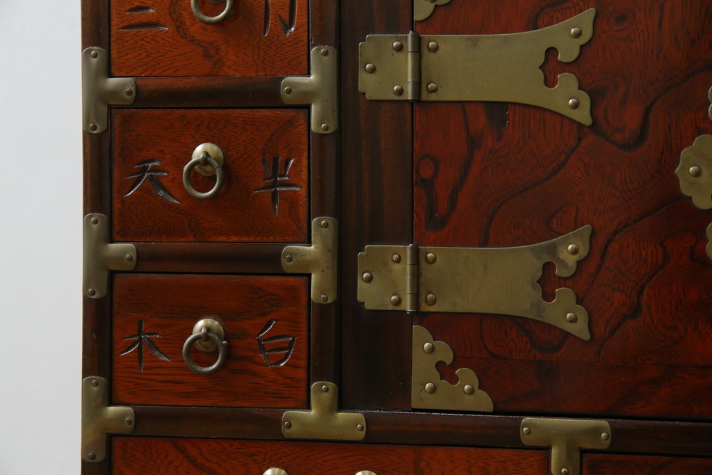 中古　アジア民芸家具　李朝デザイン　装飾性と機能性を兼ね備えた薬箪笥　(R-085694)