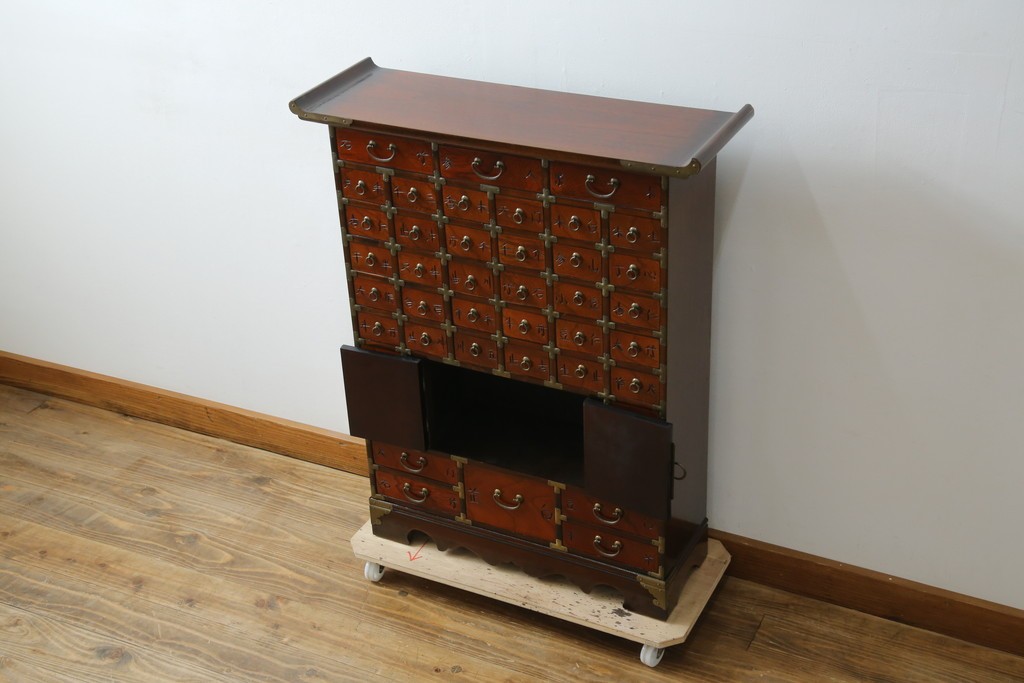 中古　アジア民芸家具　李朝デザイン　装飾性と機能性を兼ね備えた薬箪笥　(R-085694)