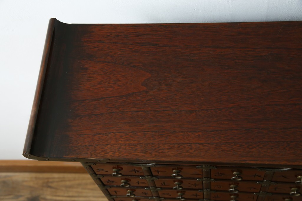 中古　アジア民芸家具　李朝デザイン　装飾性と機能性を兼ね備えた薬箪笥　(R-085694)