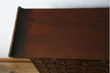 中古　アジア民芸家具　李朝デザイン　装飾性と機能性を兼ね備えた薬箪笥　(R-085694)