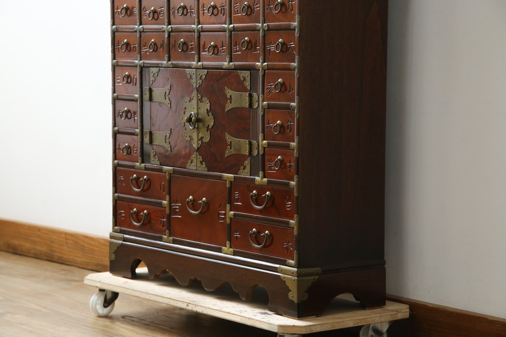 中古　アジア民芸家具　李朝デザイン　装飾性と機能性を兼ね備えた薬箪笥　(R-085694)