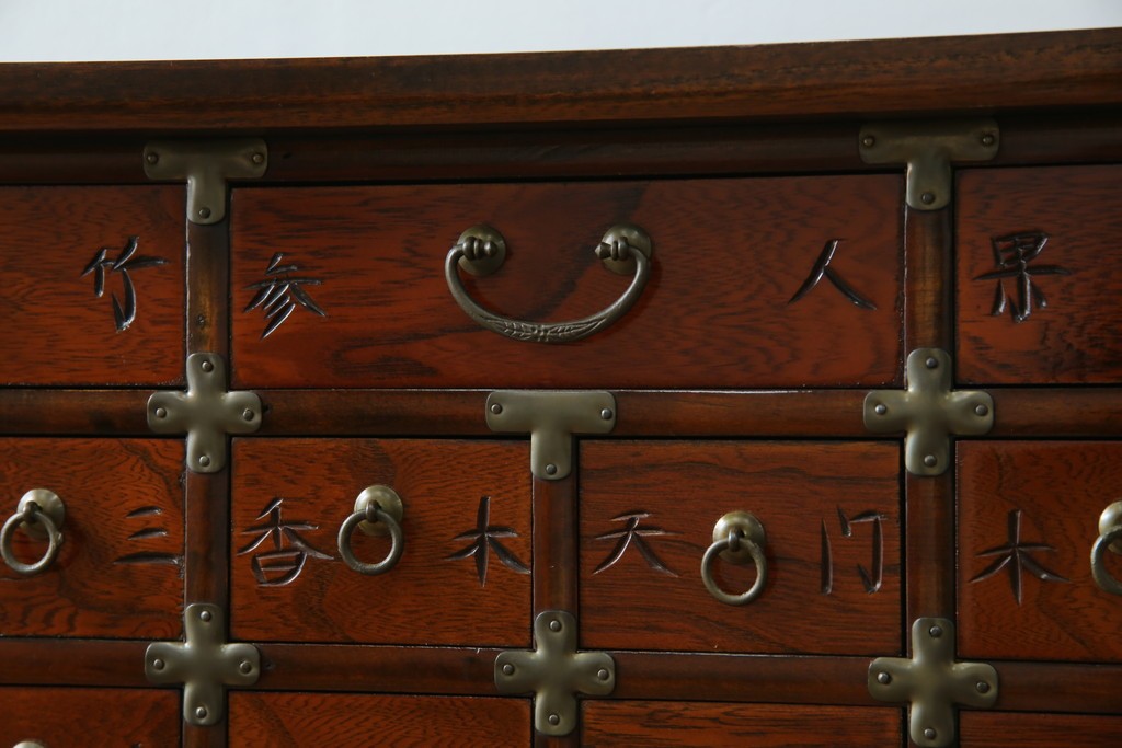 中古　アジア民芸家具　李朝デザイン　装飾性と機能性を兼ね備えた薬箪笥　(R-085694)