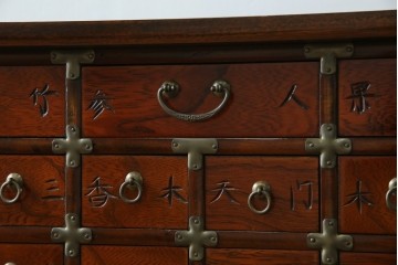中古　アジア民芸家具　李朝デザイン　装飾性と機能性を兼ね備えた薬箪笥　(R-085694)