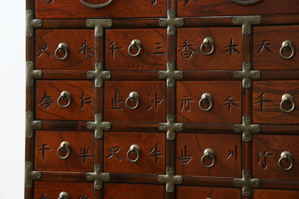 中古　アジア民芸家具　李朝デザイン　装飾性と機能性を兼ね備えた薬箪笥　(R-085694)