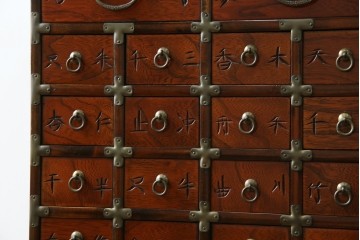 中古　アジア民芸家具　李朝デザイン　装飾性と機能性を兼ね備えた薬箪笥　(R-085694)