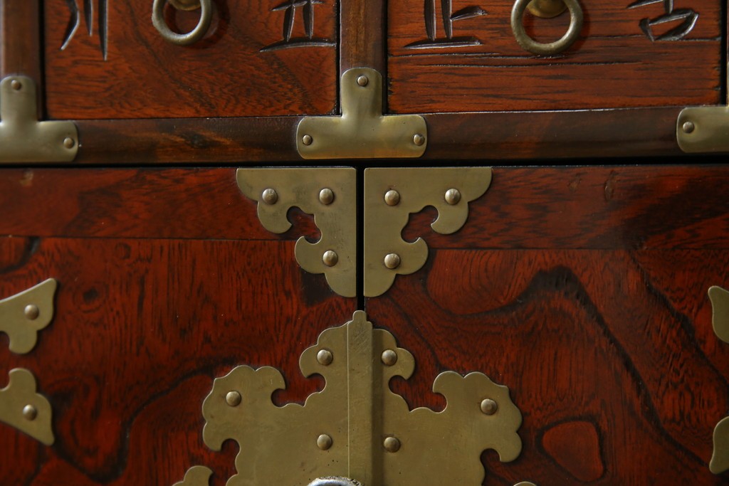 中古　アジア民芸家具　李朝デザイン　装飾性と機能性を兼ね備えた薬箪笥　(R-085694)