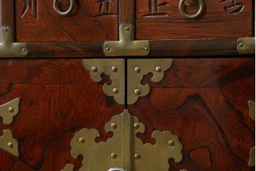 中古　アジア民芸家具　李朝デザイン　装飾性と機能性を兼ね備えた薬箪笥　(R-085694)