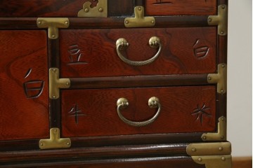 中古　アジア民芸家具　李朝デザイン　装飾性と機能性を兼ね備えた薬箪笥　(R-085694)