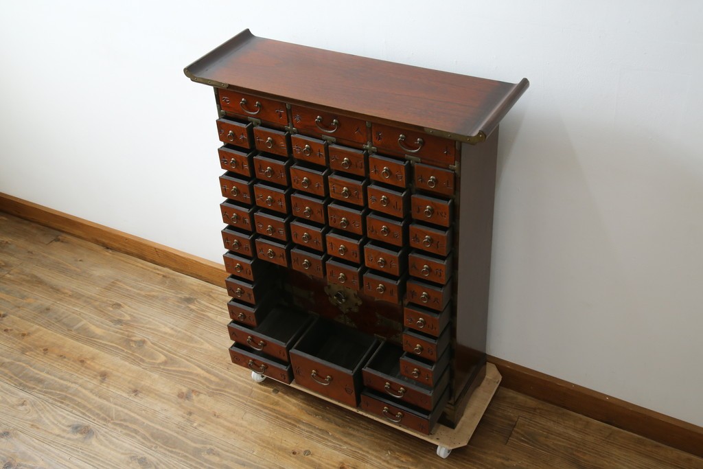 中古　アジア民芸家具　李朝デザイン　装飾性と機能性を兼ね備えた薬箪笥　(R-085694)