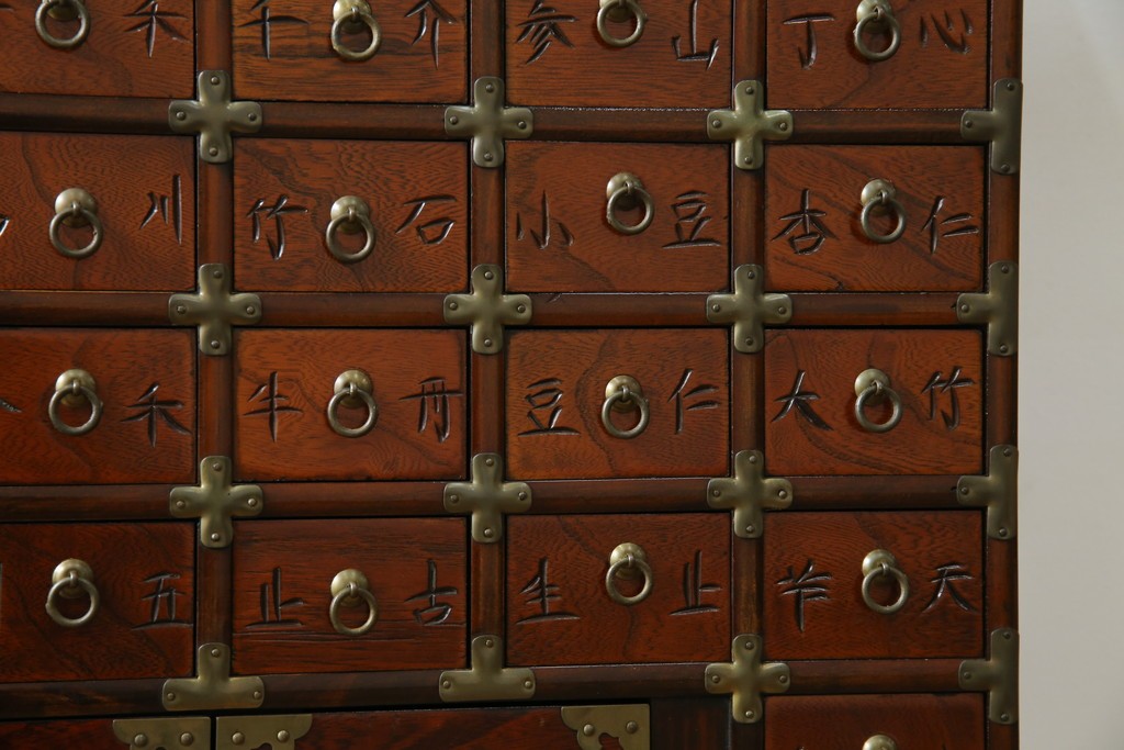 中古　アジア民芸家具　李朝デザイン　装飾性と機能性を兼ね備えた薬箪笥　(R-085694)