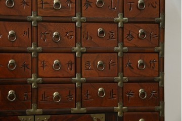 中古　アジア民芸家具　李朝デザイン　装飾性と機能性を兼ね備えた薬箪笥　(R-085694)