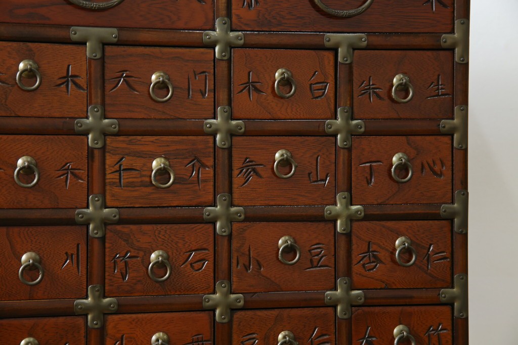 中古　アジア民芸家具　李朝デザイン　装飾性と機能性を兼ね備えた薬箪笥　(R-085694)