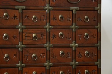 中古　アジア民芸家具　李朝デザイン　装飾性と機能性を兼ね備えた薬箪笥　(R-085694)