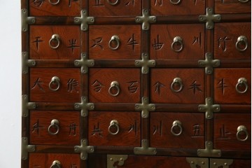 中古　アジア民芸家具　李朝デザイン　装飾性と機能性を兼ね備えた薬箪笥　(R-085694)
