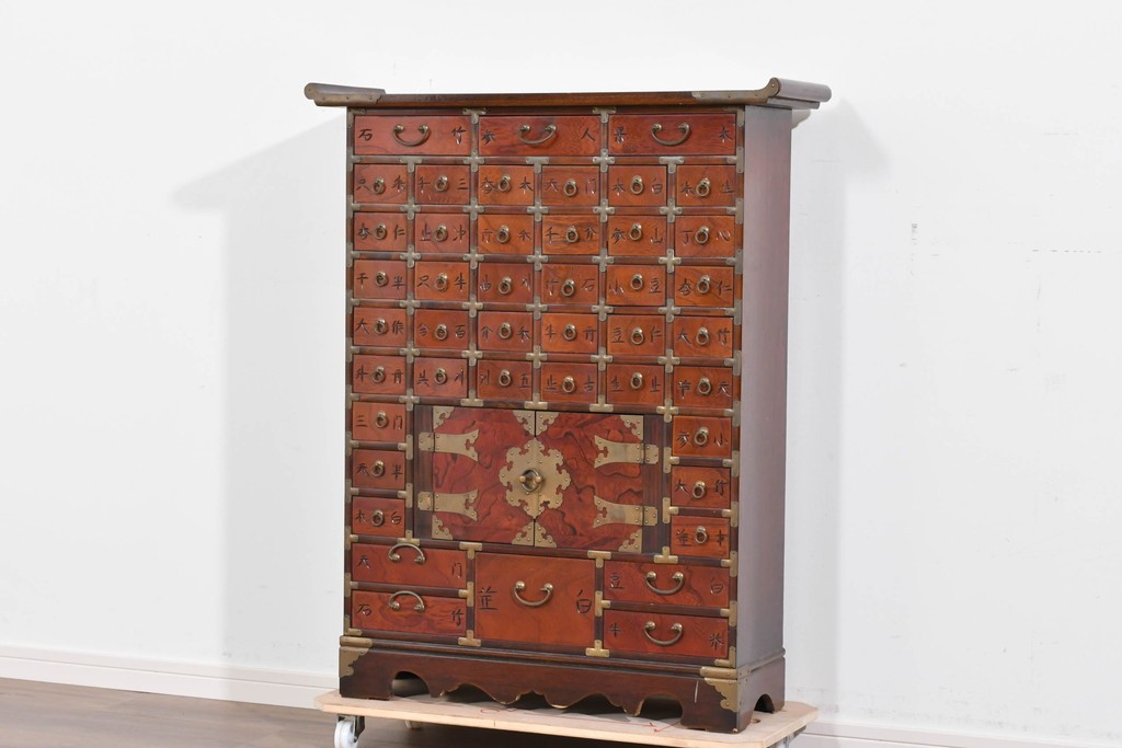 中古　アジア民芸家具　李朝デザイン　装飾性と機能性を兼ね備えた薬箪笥　(R-085694)