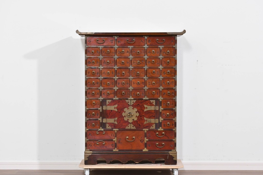 中古　アジア民芸家具　李朝デザイン　装飾性と機能性を兼ね備えた薬箪笥　(R-085694)