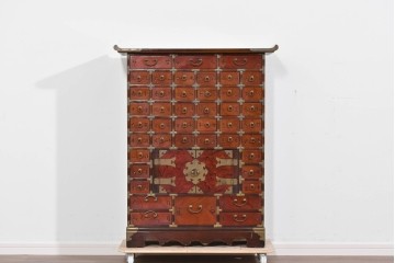 中古　アジア民芸家具　李朝デザイン　装飾性と機能性を兼ね備えた薬箪笥　(R-085694)