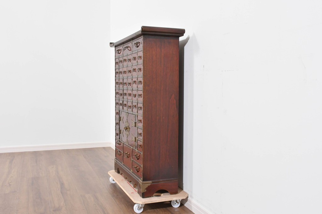 中古　アジア民芸家具　李朝デザイン　装飾性と機能性を兼ね備えた薬箪笥　(R-085694)