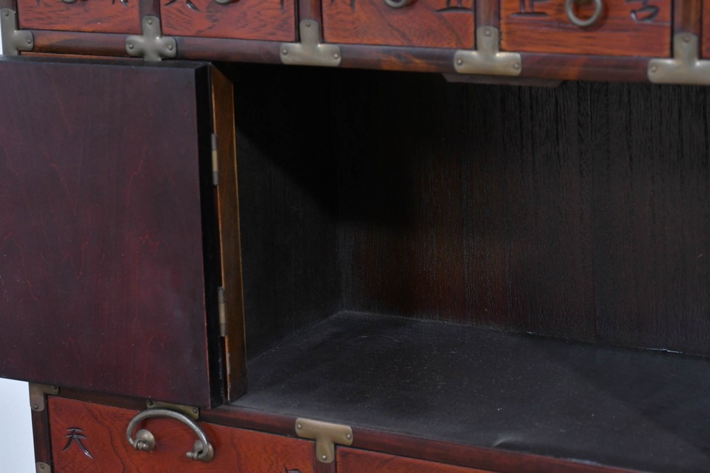 中古　アジア民芸家具　李朝デザイン　装飾性と機能性を兼ね備えた薬箪笥　(R-085694)