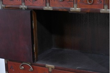 中古　アジア民芸家具　李朝デザイン　装飾性と機能性を兼ね備えた薬箪笥　(R-085694)