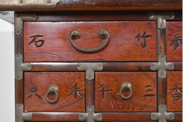 中古　アジア民芸家具　李朝デザイン　装飾性と機能性を兼ね備えた薬箪笥　(R-085694)