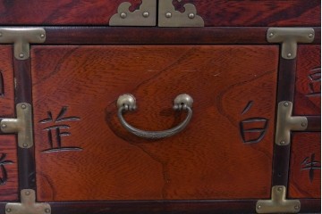 中古　アジア民芸家具　李朝デザイン　装飾性と機能性を兼ね備えた薬箪笥　(R-085694)