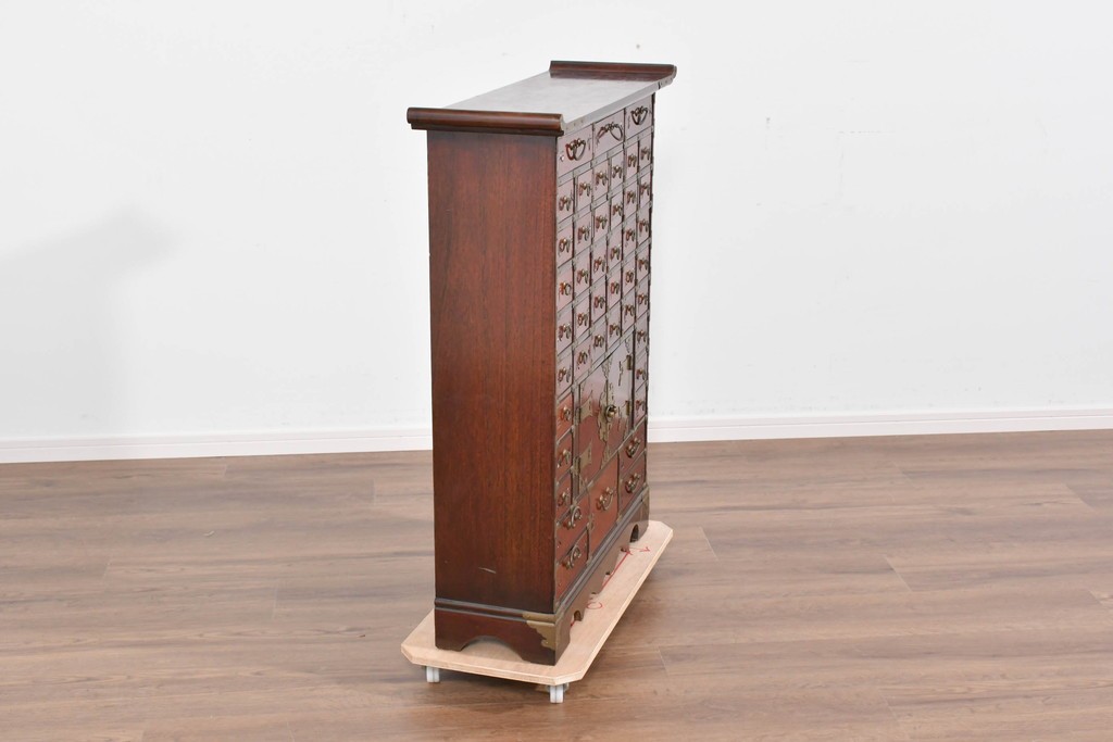 中古　アジア民芸家具　李朝デザイン　装飾性と機能性を兼ね備えた薬箪笥　(R-085694)