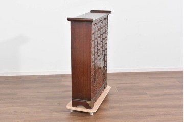 中古　アジア民芸家具　李朝デザイン　装飾性と機能性を兼ね備えた薬箪笥　(R-085694)